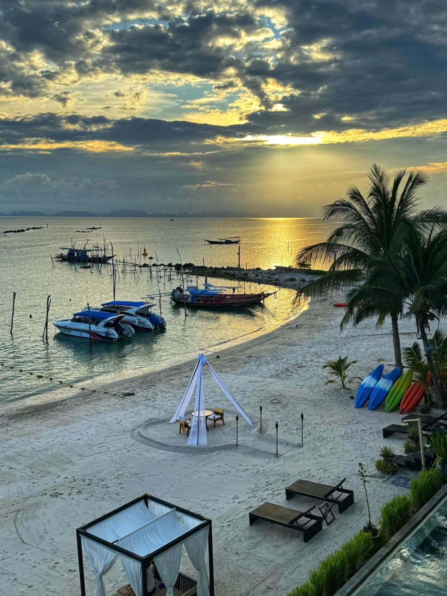 The Beach Samui Taling Ngam Beach Esterno foto